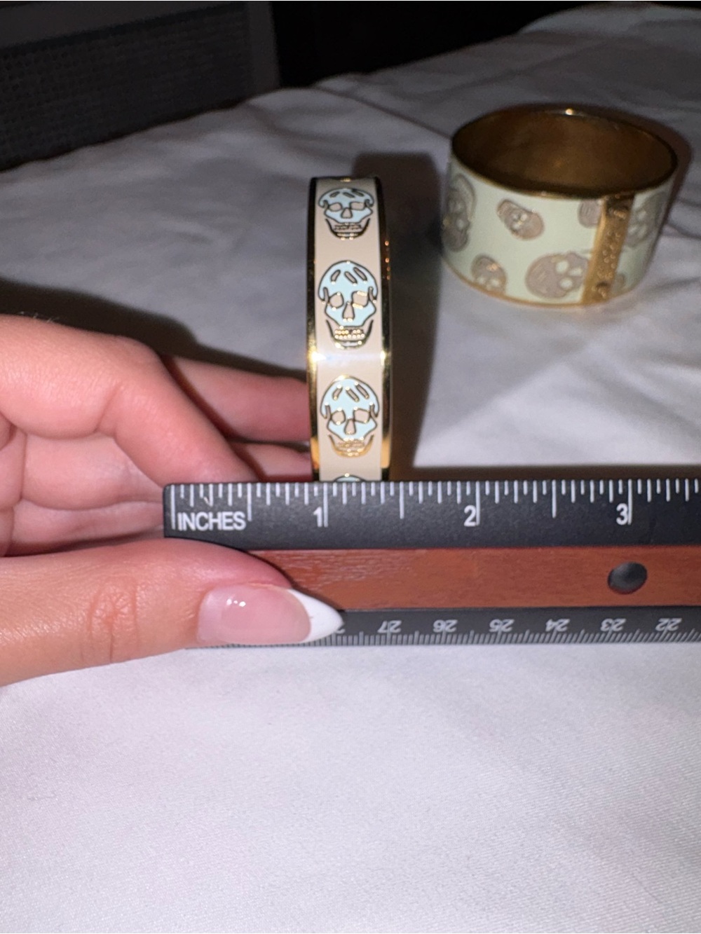 Alexander McQueen Cream and Gold Skull Enamel Bangle Set - Picture 10 of 11